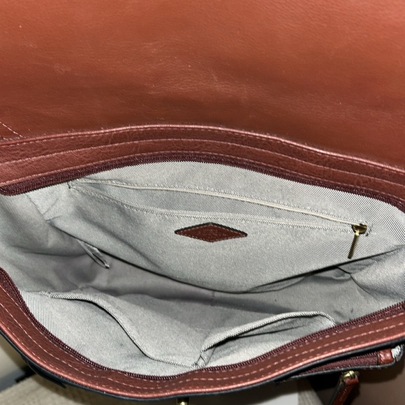 Elegant Brown Leather Backpack - Picture 4 of 9